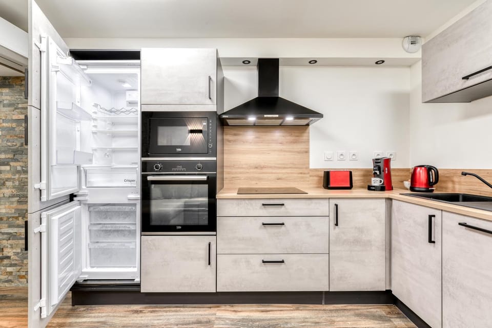 Coffee/tea facilities, oven, kitchen