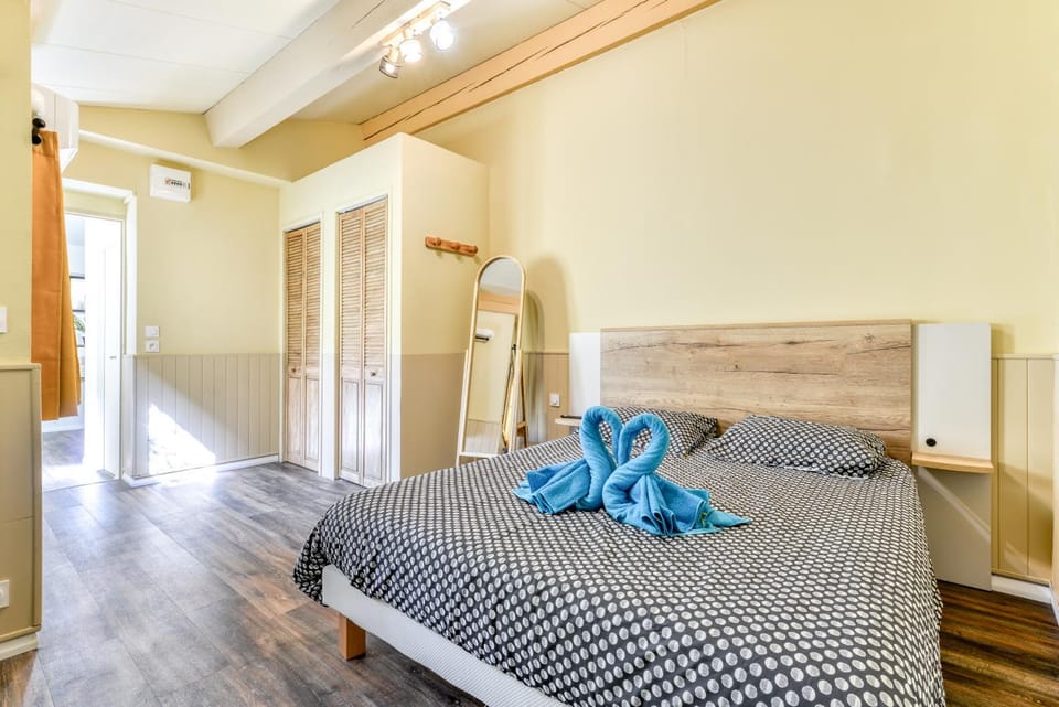 Bed, Bedroom, flat iron, wardrobe