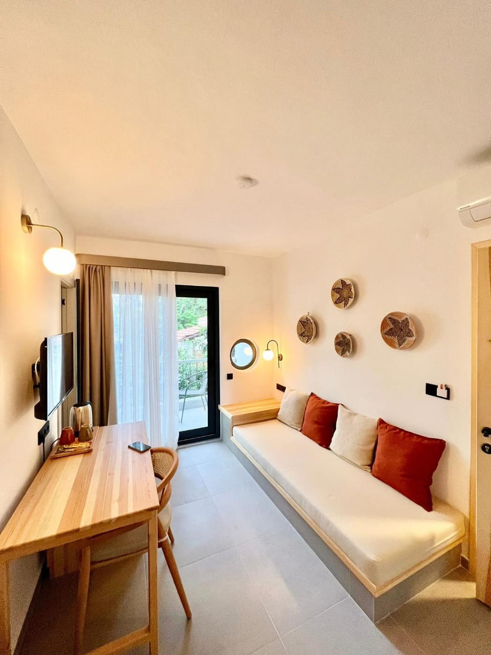 Bed, TV and multimedia, Seating area, Bedroom