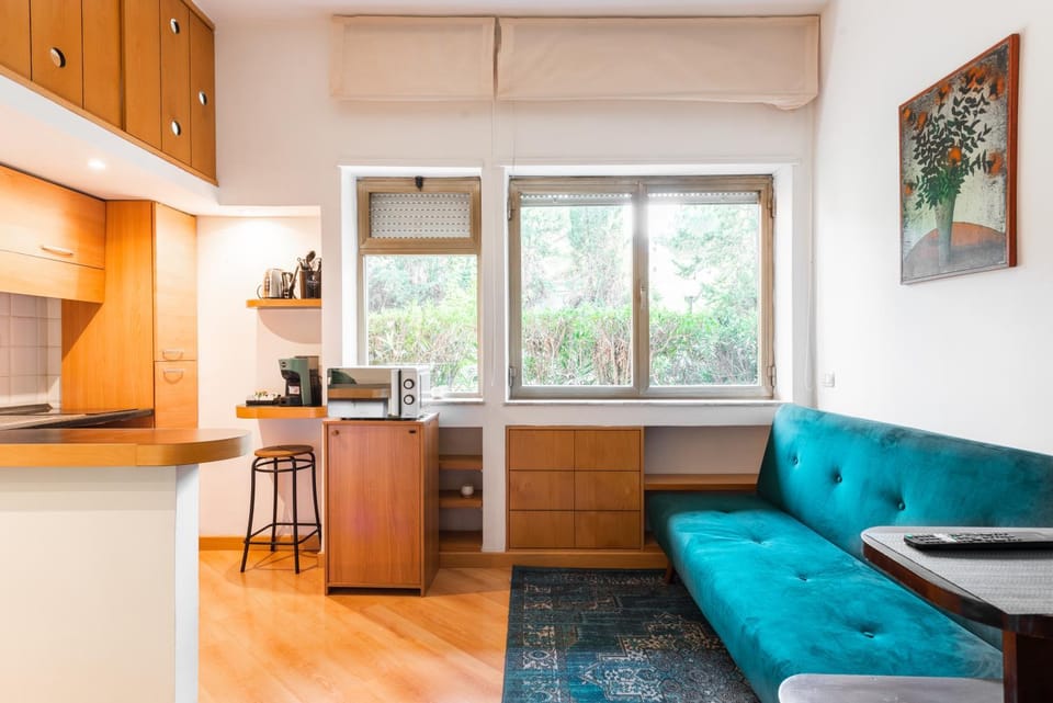 Kitchen or kitchenette, Living room, Seating area, locker, minibar, air conditioner