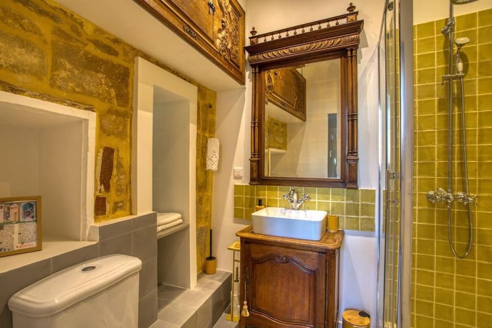 Shower, Toilet, Bathroom, towels