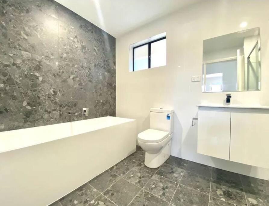 Luxury New 5 Bedroom 3 Bathroom+ Study/ Back Yd House in Sydney