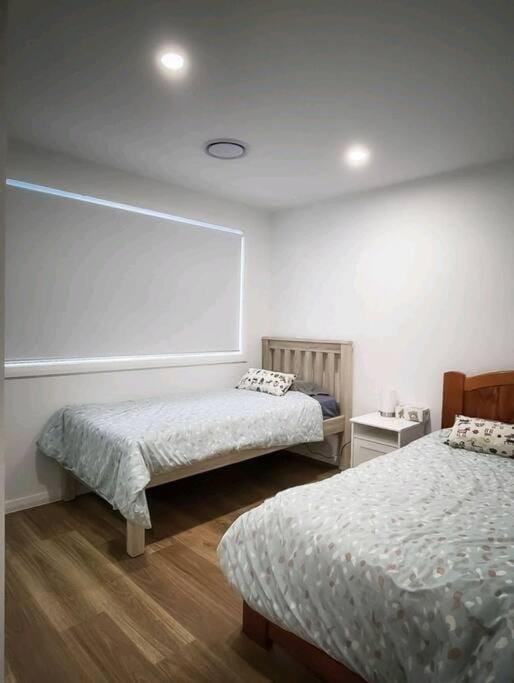 Luxury New 5 Bedroom 3 Bathroom+ Study/ Back Yd House in Sydney