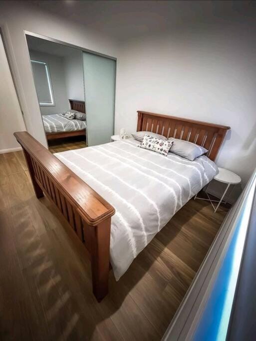 Luxury New 5 Bedroom 3 Bathroom+ Study/ Back Yd House in Sydney