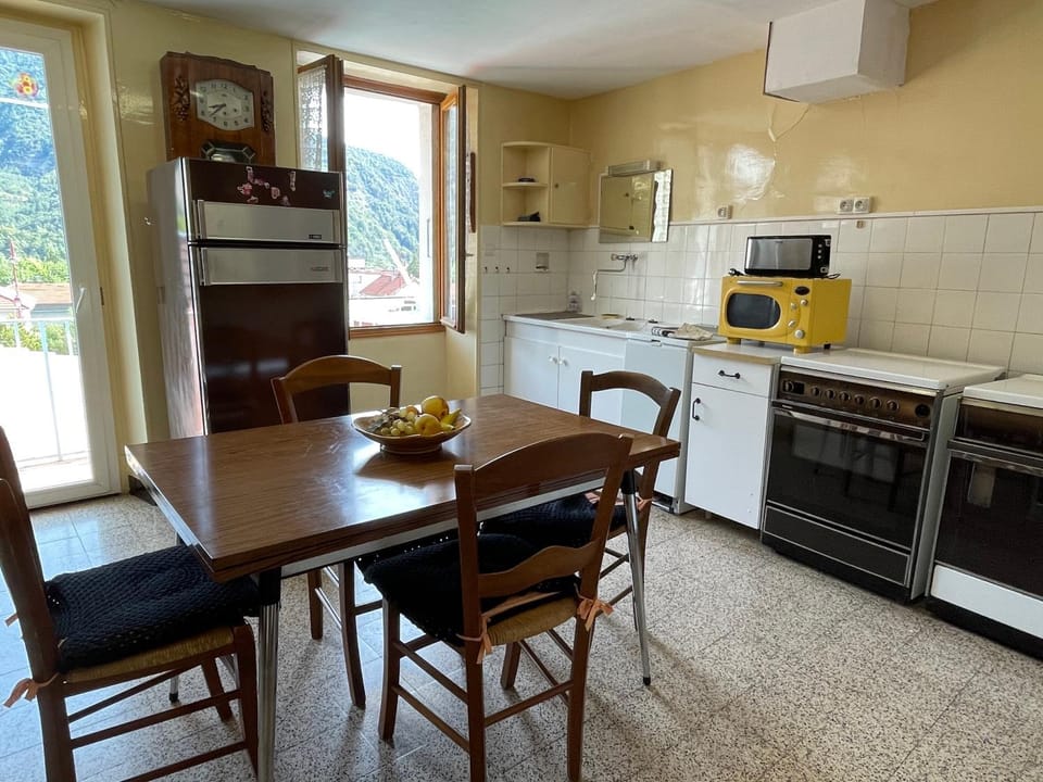 Kitchen or kitchenette, Dining area, oven, stove, toaster