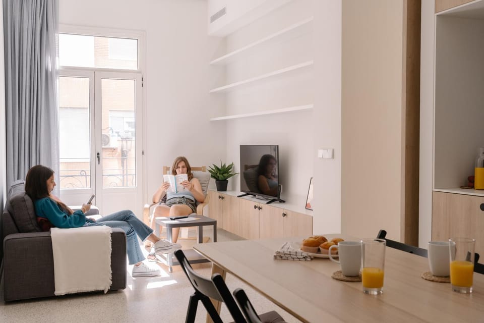 People, TV and multimedia, Living room, Food and drinks, Seating area, Dining area, group of guests