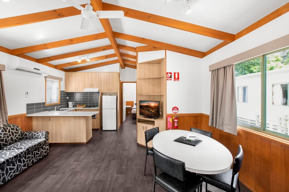 Kitchen or kitchenette, Living room, Seating area, Dining area, stove
