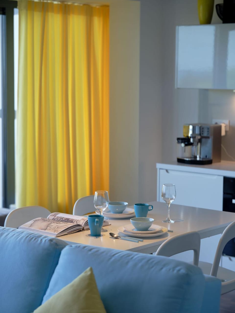 Coffee/tea facilities, Kitchen or kitchenette, Food and drinks, Dining area, Food