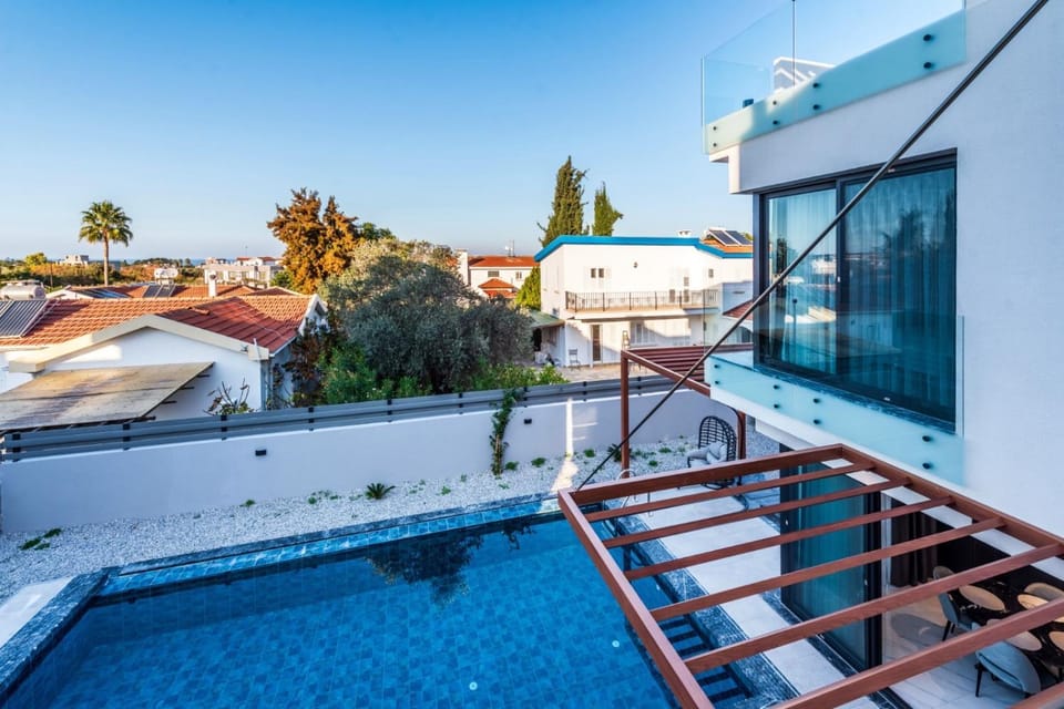Property building, Patio, Day, View (from property/room), Balcony/Terrace, Pool view, Swimming pool, Swimming pool, sunbed