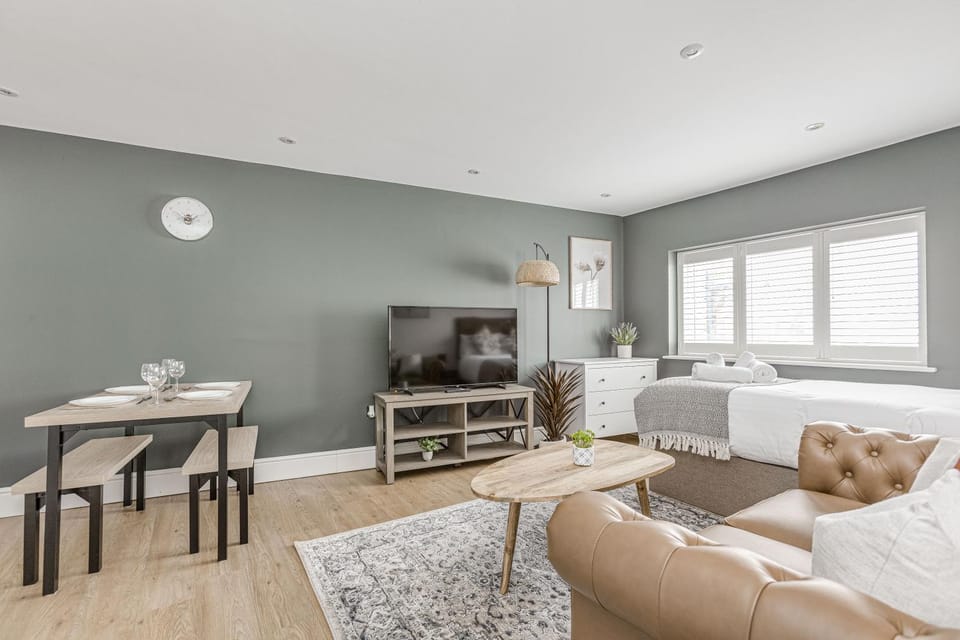 Modern 1 BR apt near town centre, perfect for long stays Apartment in Egham