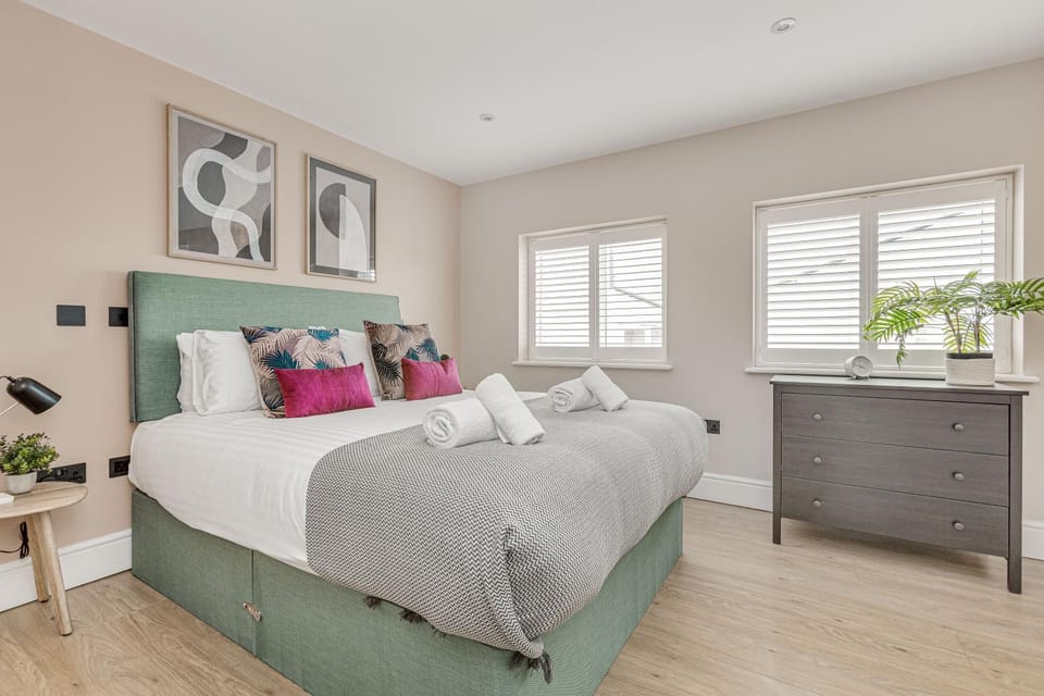 Modern 1 BR apt near town centre, perfect for long stays Apartment in Egham