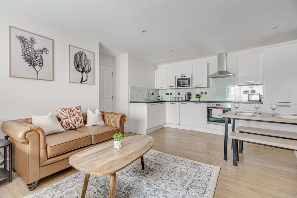 Modern 1 BR apt near town centre, perfect for long stays Apartment in Egham
