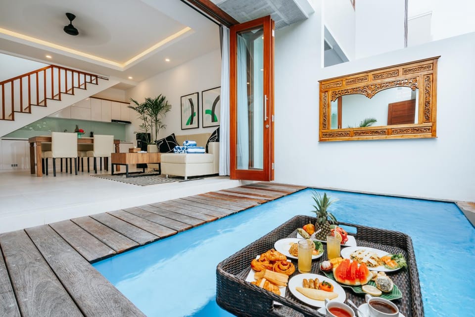 Swimming pool, Breakfast