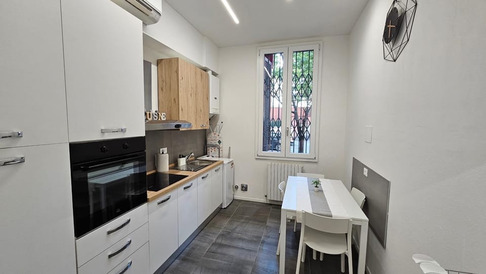 Kitchen or kitchenette, Dining area, oven, stove