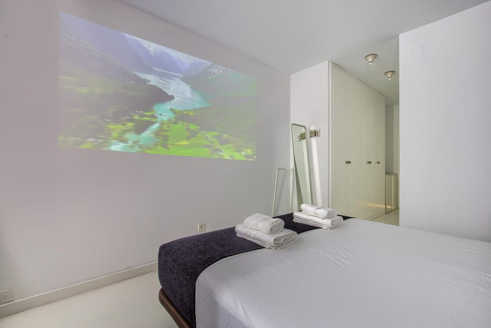 Photo of the whole room, Bedroom