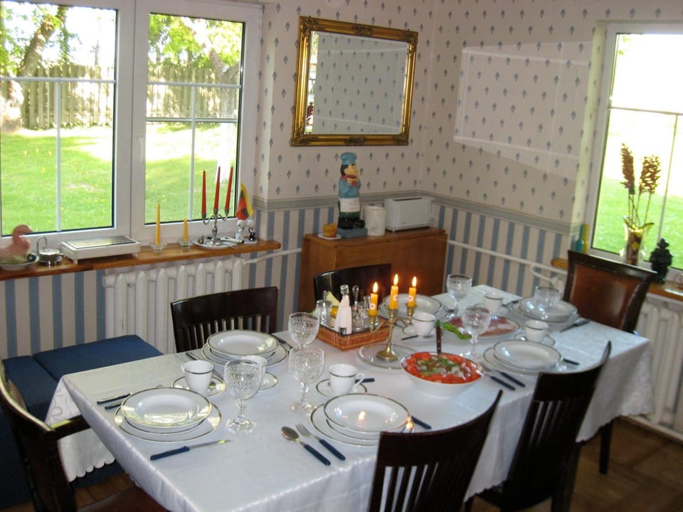 Photo of the whole room, Breakfast