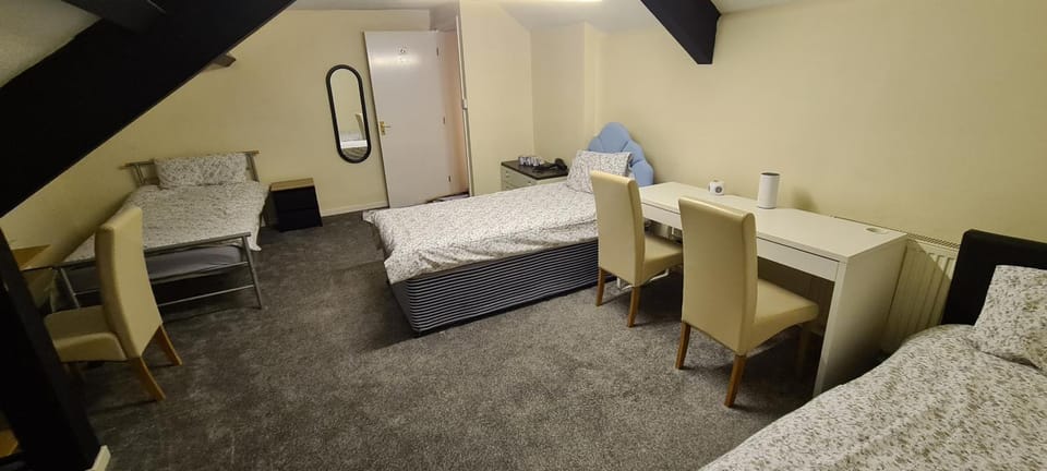 Bed, Photo of the whole room, Seating area, Bedroom