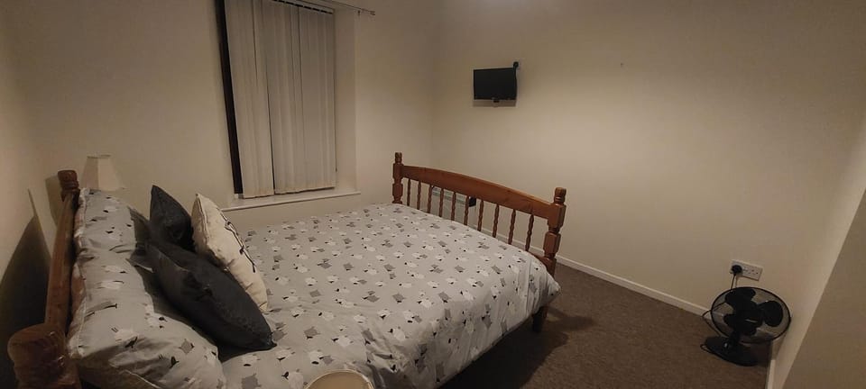 Bed, TV and multimedia, Photo of the whole room, Bedroom