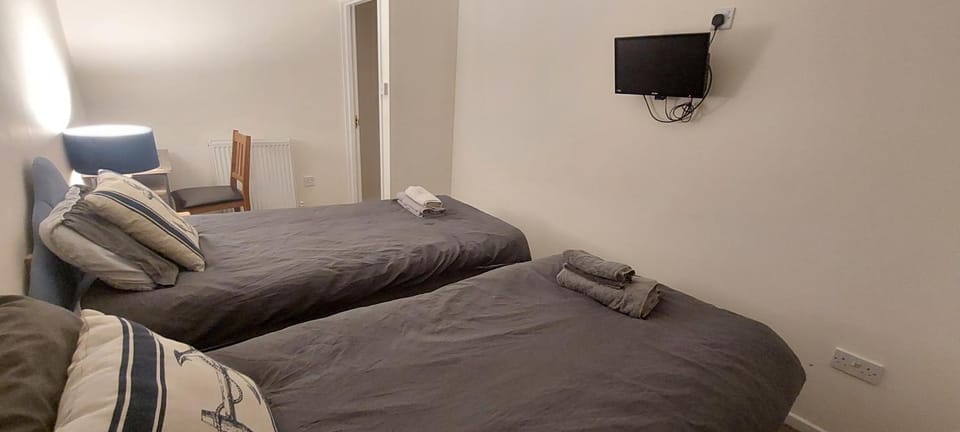 Bed, TV and multimedia, Photo of the whole room, Bedroom, towels