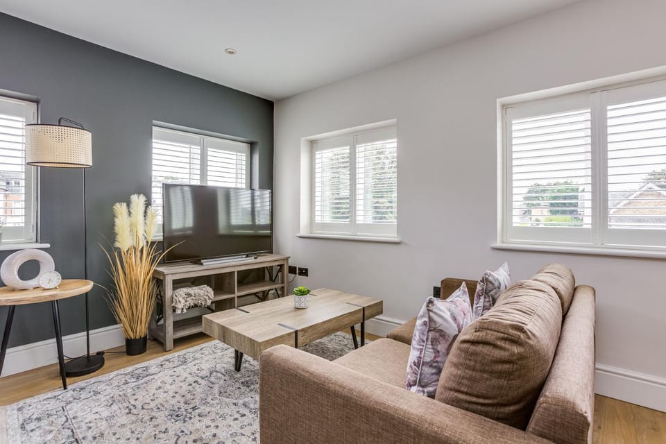 Apt , city centre, up to 5 guests, free pkg , Perfect for long stays Apartment in Egham