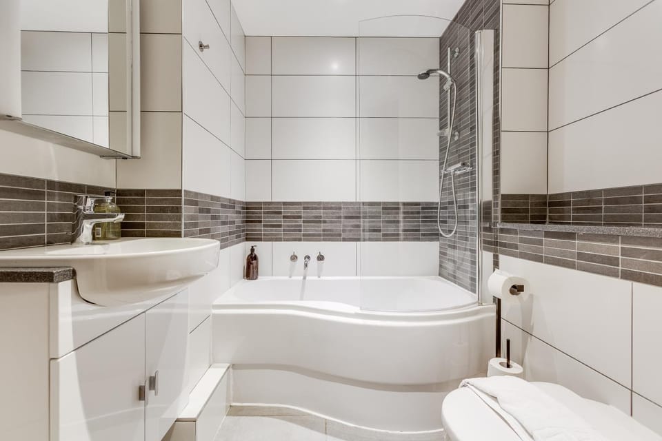 Apt , city centre, up to 5 guests, free pkg , Perfect for long stays Apartment in Egham