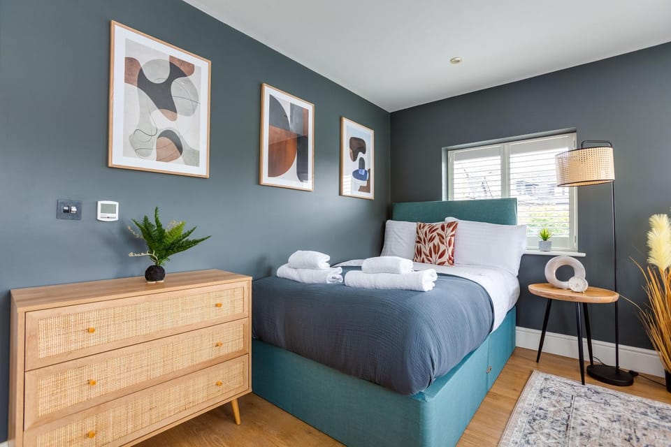 Apt , city centre, up to 5 guests, free pkg , Perfect for long stays Apartment in Egham