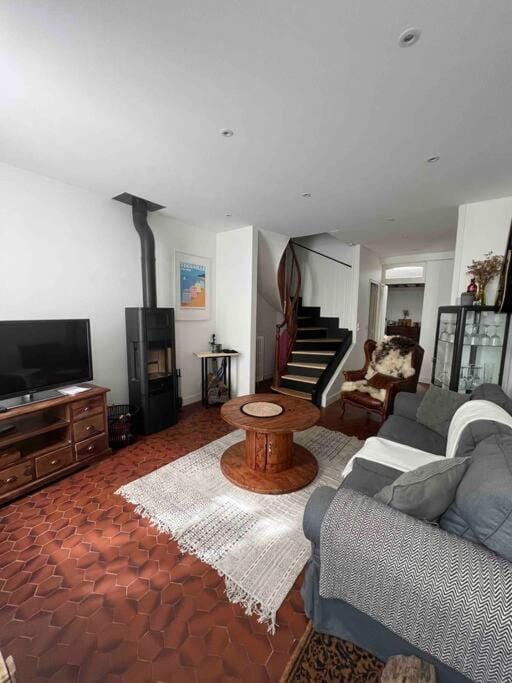 Communal lounge/ TV room, Living room, Seating area, Evening entertainment