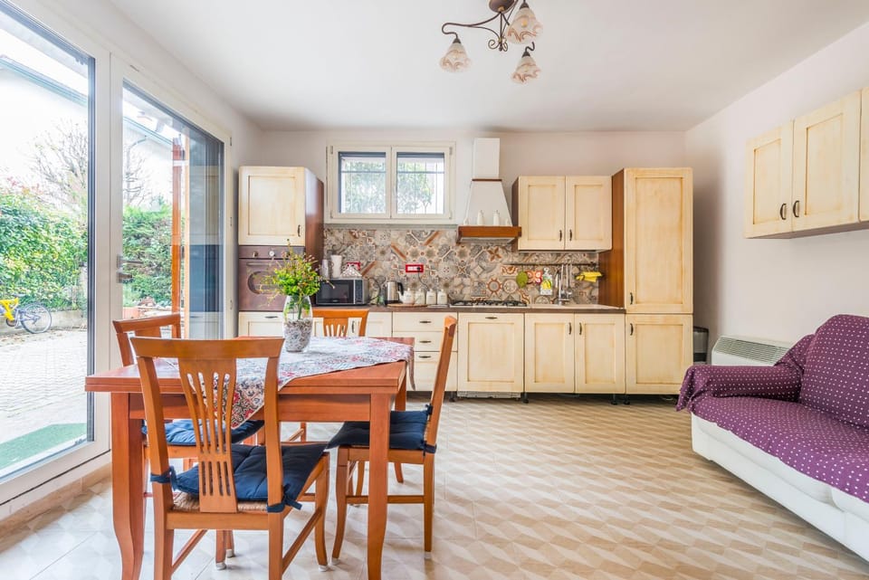 Living room, Dining area, dishwasher, oven