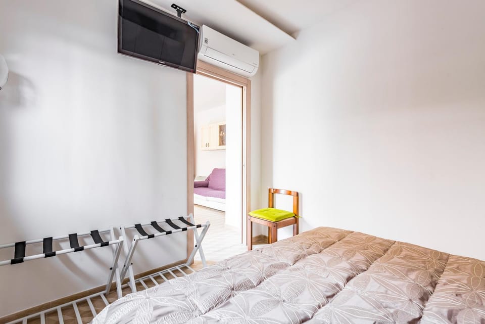Bed, TV and multimedia, Evening entertainment, Bedroom