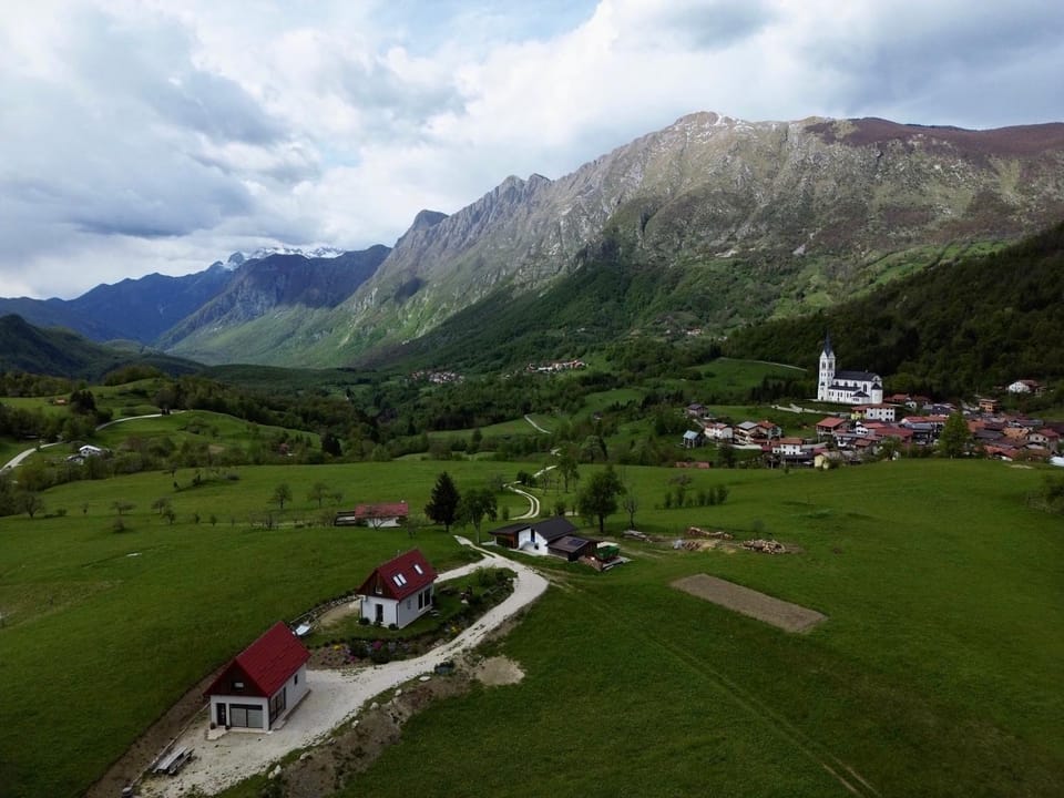 Property building, Day, Natural landscape, Activities, Bird's eye view, Hiking, Mountain view
