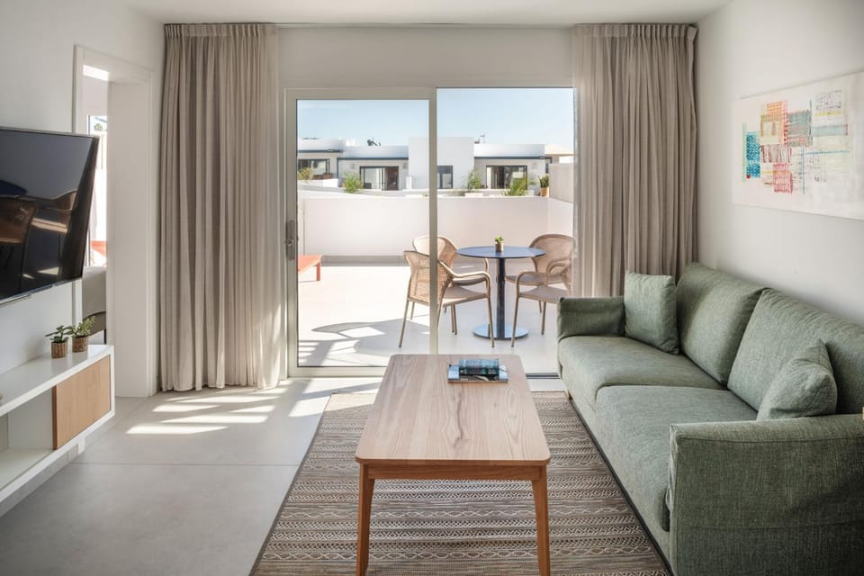 Communal lounge/ TV room, TV and multimedia, Balcony/Terrace, Living room, Seating area, Dining area
