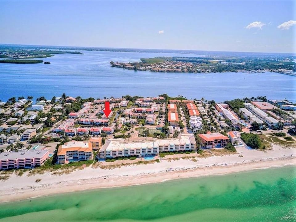 Resort Style Condo by the Beach with Heated Pool at Runaway Bay House in Bradenton Beach