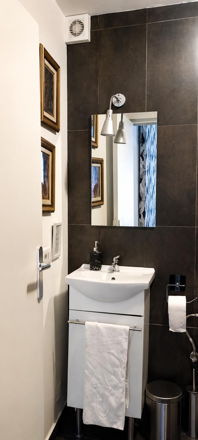 Bathroom, towels
