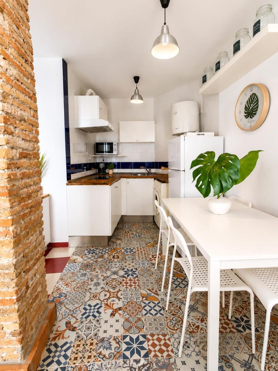 Kitchen or kitchenette, Dining area, stove