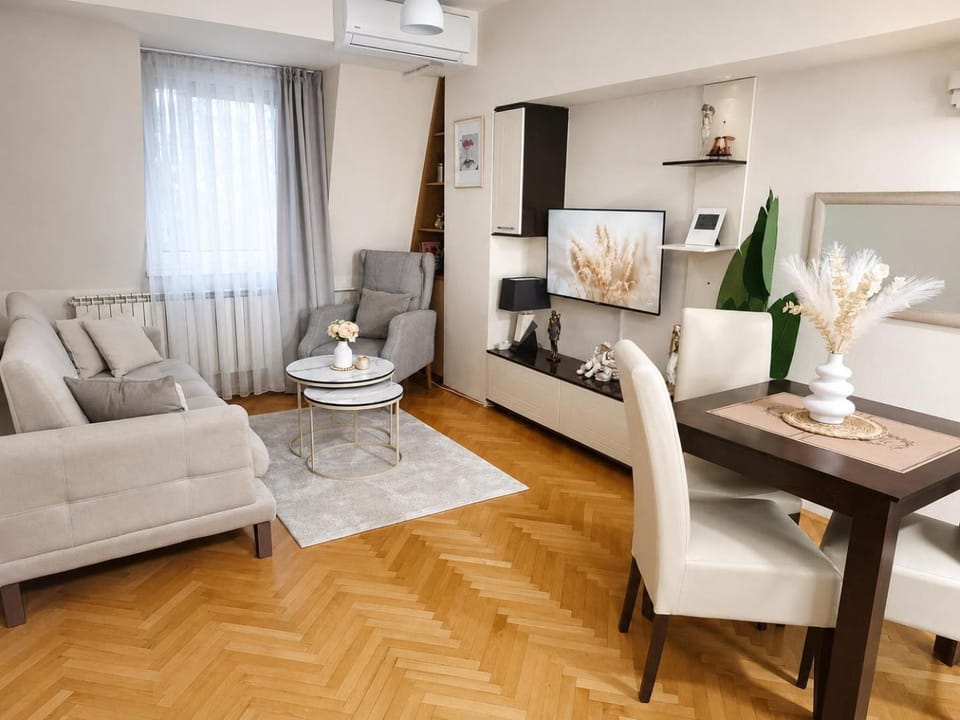 Living room, Seating area, Dining area, air conditioner