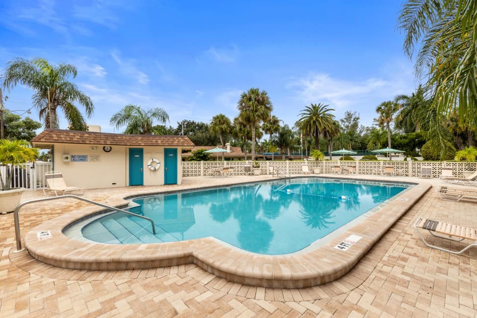 Siesta Beach Condo Rental with direct beach and pool access House in Siesta Beach