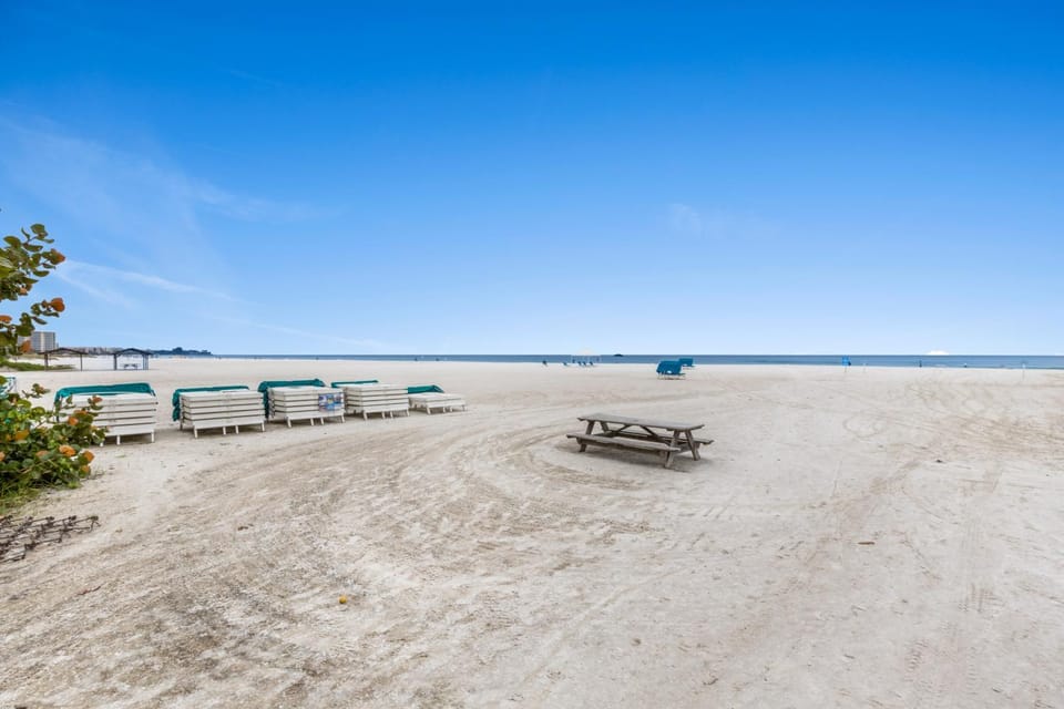 A few steps from the beach with community pool House in Siesta Beach
