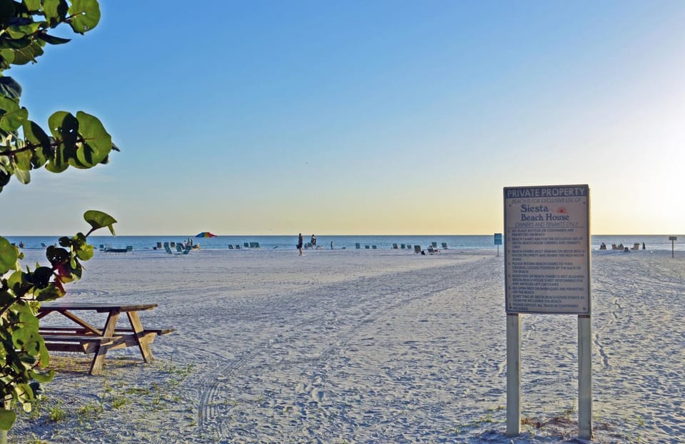 A few steps from the beach with community pool House in Siesta Beach