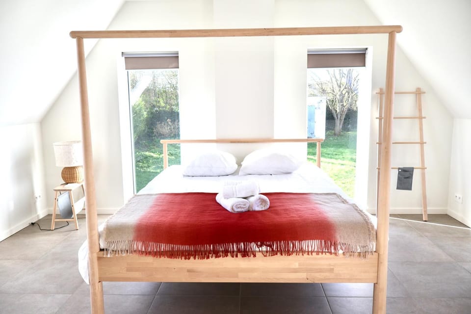 Bed, Photo of the whole room, Bedroom, towels