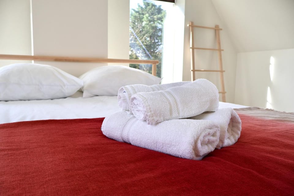 Bed, Bedroom, towels