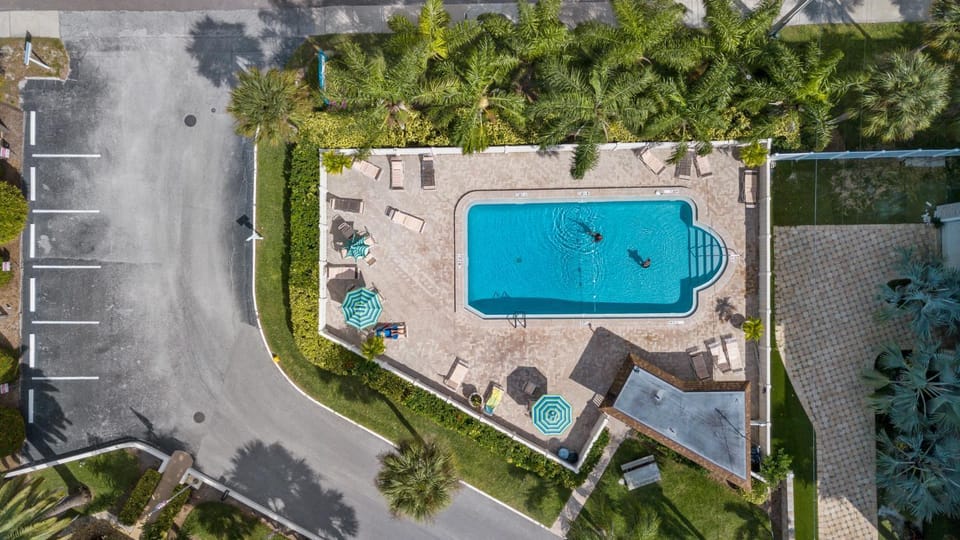 Enjoy the Siesta Key Beach Life to the fullest! Beach AND Pool Access House in Siesta Beach