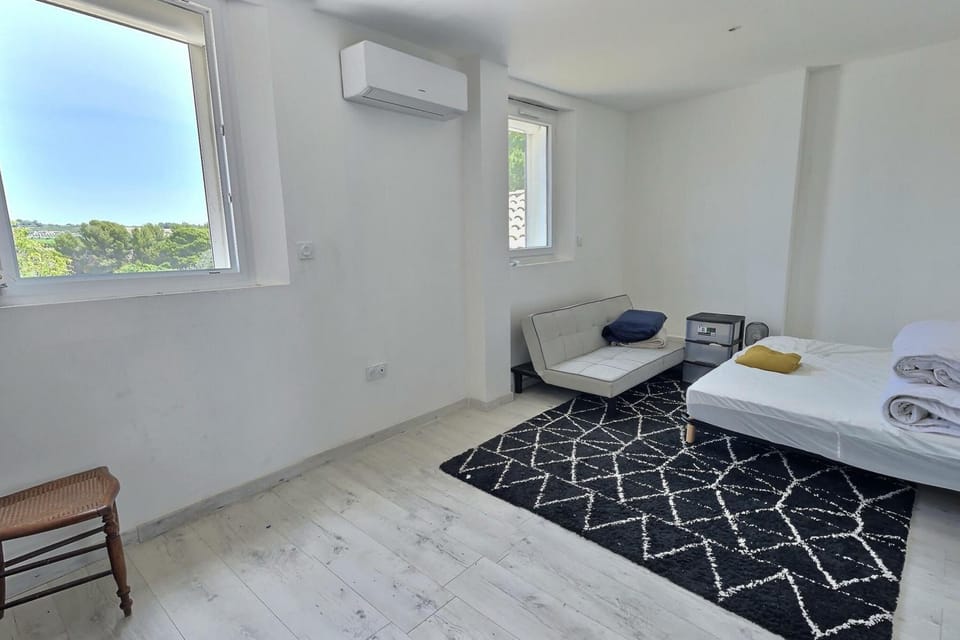Bed, Photo of the whole room, towels, air conditioner