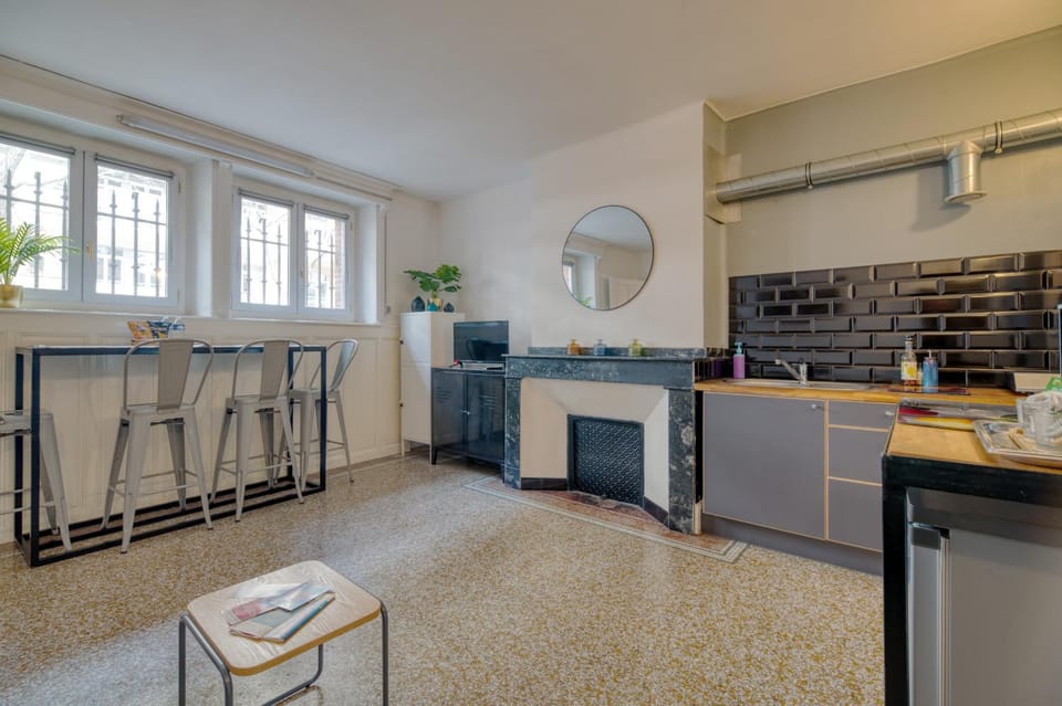 Kitchen or kitchenette, Seating area, Dining area, fireplace, locker, stove, kitchen
