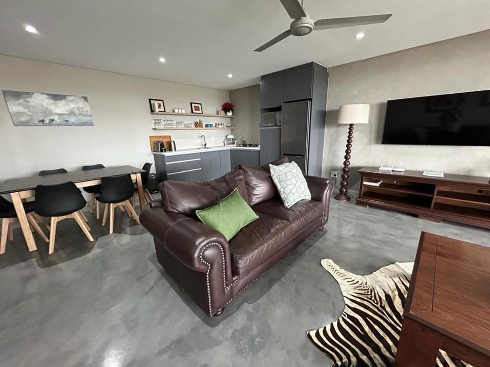 TV and multimedia, Kitchen or kitchenette, Living room, Dining area, fireplace