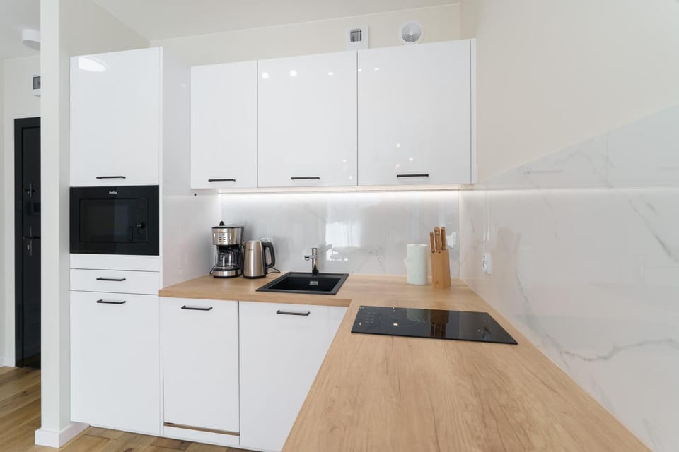 Coffee/tea facilities, Kitchen or kitchenette, stove