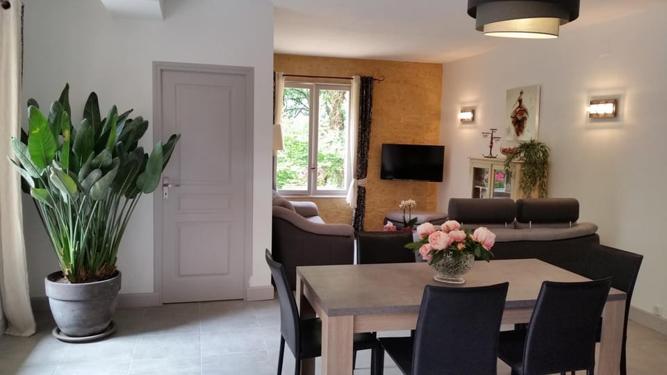 LA VILLA 6 DES HAUTS de SARLAT PISCINE ET JACUZZI Country House in Nouvelle-Aquitaine
