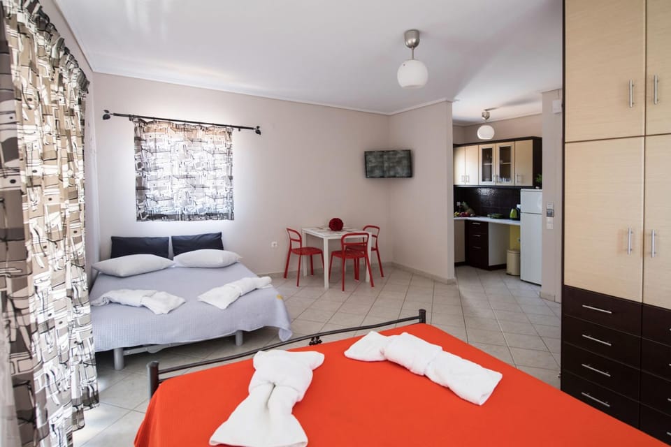 TV and multimedia, Coffee/tea facilities, Kitchen or kitchenette, Dining area, Bedroom