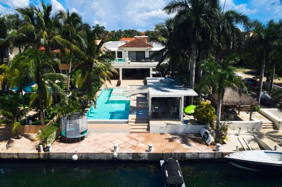 Bird's eye view, Swimming pool