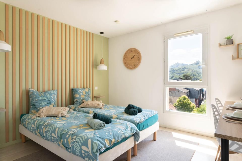 Bed, Natural landscape, Photo of the whole room, Bedroom, Mountain view