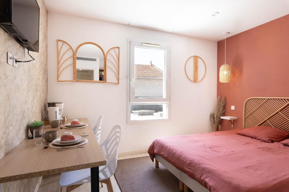 Bed, Kitchen or kitchenette, Photo of the whole room, Seating area, Dining area, Bedroom